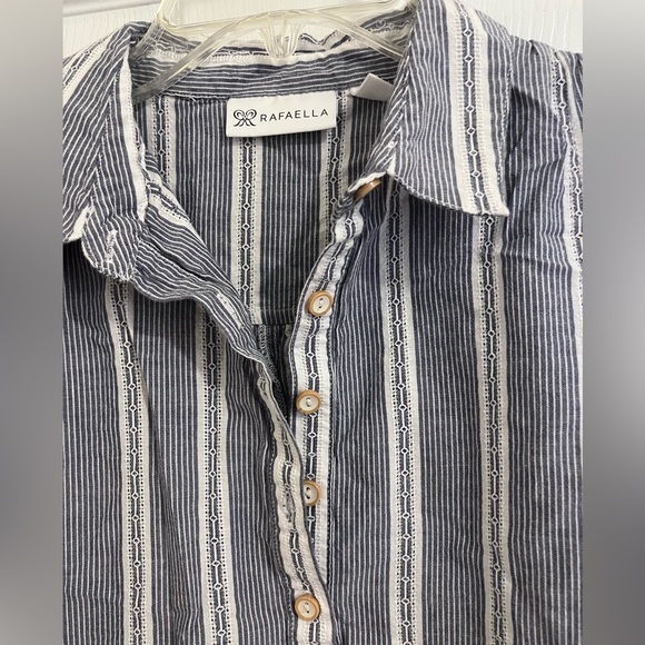 Rafaela Vertical stripe textured t-shirt. Button details. Size Medium. - Picture 3 of 10